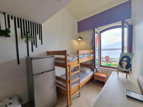 Säng eller sängar i ett rum på Hostel Pipištrelo
