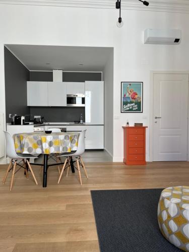a kitchen with a table and chairs in a room at NONSOLOMARE Wifi aria condizionata ascensore in Sanremo