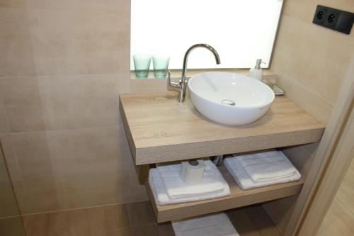 La salle de bains est pourvue d'un lavabo et d'un comptoir avec des serviettes. dans l'établissement Johannesberg, à Zaječí