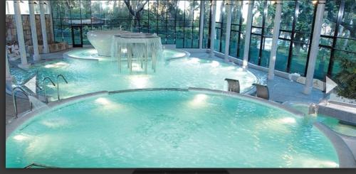 una gran bañera de hidromasaje en una piscina en Tu refugio en Montbrió del Camp