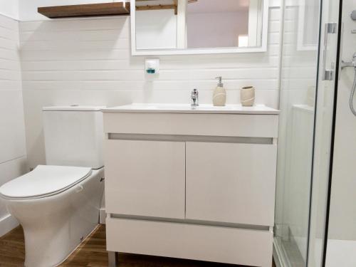ein weißes Bad mit einem WC und einem Waschbecken in der Unterkunft Apartamento de Julia in Córdoba
