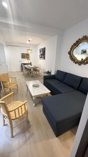 - un salon avec un canapé bleu et une table dans l'établissement 180 home Luxury Redes, à Séville