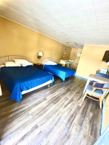 Ένα ή περισσότερα κρεβάτια σε δωμάτιο στο Tropic Motel