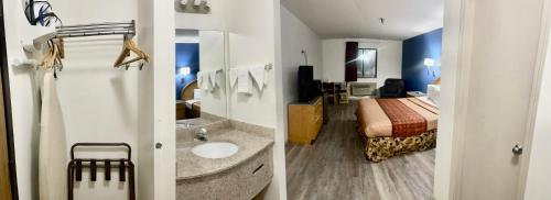 Habitación de hotel con cama y baño en Travelodge by Wyndham Junction City, en Junction City