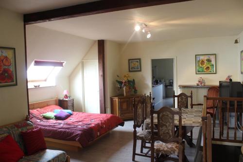 a bedroom with a bed and a table and a kitchen at Apartment Route du Vin Centre Alsace in Orschwiller