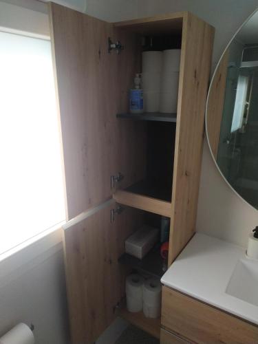 a bathroom with a sink and a mirror at Ático 22 - céntrico, aire acondicionado y parking in Vilagarcia de Arousa