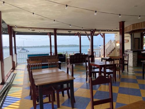 Um restaurante ou outro lugar para comer em Los Balcones Over The Sea