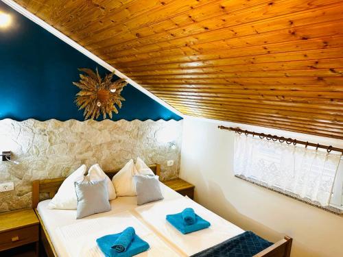 En eller flere senge i et værelse på Villa Bilogora & Apartments