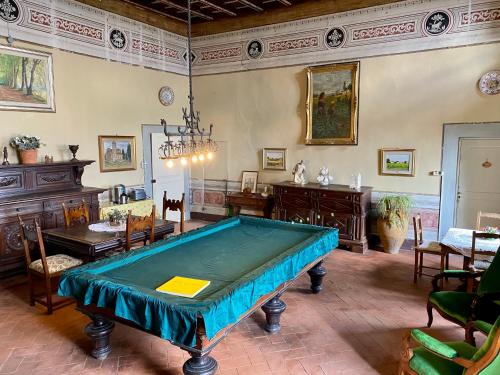 卡爾米尼亞諾的住宿－B&B La Rocca，大型客房设有台球桌