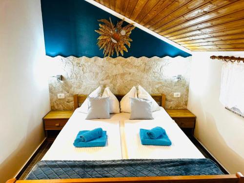 En eller flere senge i et værelse på Villa Bilogora & Apartments