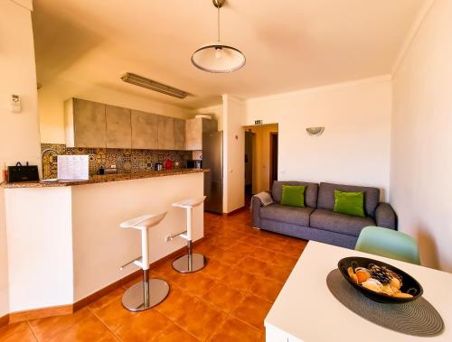 uma cozinha e uma sala de estar com um sofá em FLH Carvoeiro Beach Place with Terrace em Carvoeiro