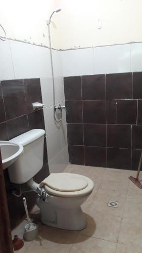 ein Badezimmer mit Toilette und Waschbecken in der Unterkunft Finca ELSA in San Agustín de Valle Fértil