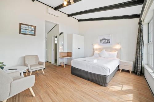 The Fox and Hounds Historic Hotelにあるベッド