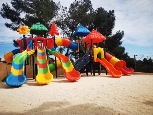 Gallery image of Mobil home neuf camping l ile dor plage st raphael avec piscine in Saint-Raphaël