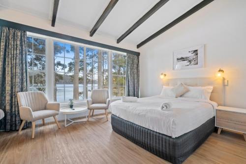 sypialnia z dużym łóżkiem i dużym oknem w obiekcie The Fox and Hounds Historic Hotel w mieście Port Arthur