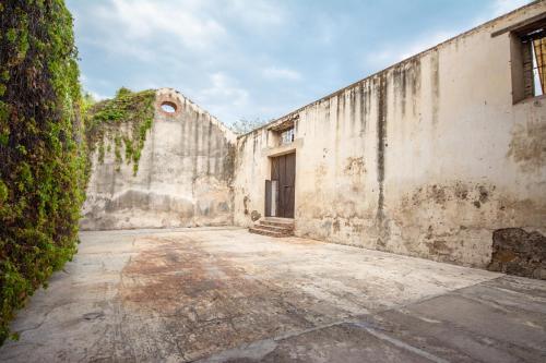 an old stone wall with a door in a building at Hotel Hacienda la Venta in San Juan del Río
