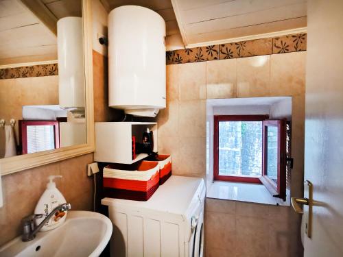 een kleine badkamer met een wastafel en een spiegel bij OLD TOWN 303 in Kotor
