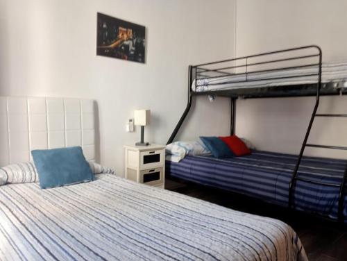 バレンシアにあるLola Apartment Encortsの二段ベッド2組が備わるドミトリールームのベッド2台分です。