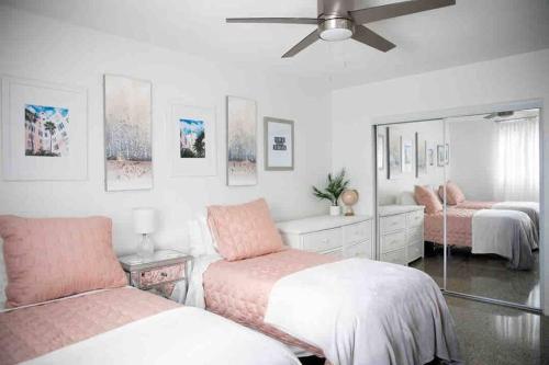 1 Schlafzimmer mit 2 Betten und einem Spiegel in der Unterkunft Luxury Home Steps to Madeira Beach in St Pete Beach