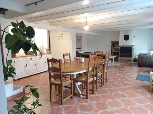 un soggiorno con tavolo da pranzo e sedie di Chez Malika a Bannalec