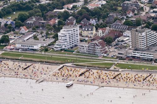 een groep mensen op een strand bij het water bij Haus Hanseatic, Wohnung 107 in Duhnen