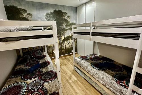 2 Etagenbetten in einem kleinen Zimmer mit in der Unterkunft Ti Kaz Coco JUNGLE Jacuzzi & vue mer in Bouillante