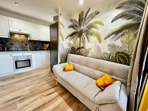 ein Wohnzimmer mit einem Sofa und gelben Kissen in der Unterkunft Ti Kaz Coco JUNGLE Jacuzzi & vue mer in Bouillante