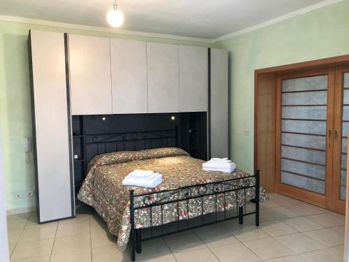 a bedroom with a bed with a large headboard at Appartamento Turistico FRAU A in Sinalunga