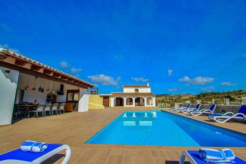 Villa con piscina y tumbonas en Rosalia - holiday home with panoramic view and private pool in Teluda, en Teulada