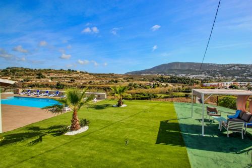Bazén v ubytování Rosalia - holiday home with panoramic view and private pool in Teluda nebo v jeho okolí