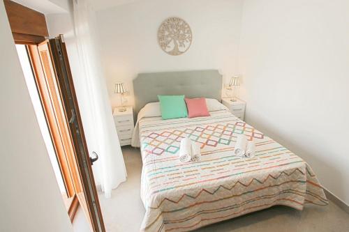 Ένα ή περισσότερα κρεβάτια σε δωμάτιο στο Rosalia - holiday home with panoramic view and private pool in Teluda