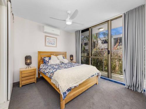 ein Schlafzimmer mit einem Bett und einem großen Fenster in der Unterkunft Blue Horizon Unit 1 Bulcock Beach QLD in Caloundra