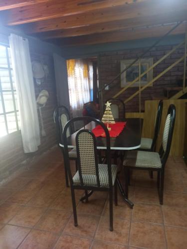 a dining room with a table and chairs at Cabaña Pedemonte in Vistalba