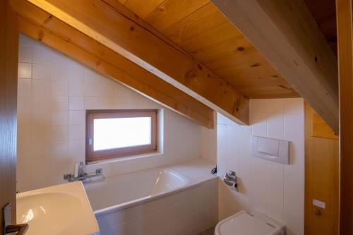 uma casa de banho com uma banheira, um WC e um lavatório. em Artus 6 em Bettmeralp