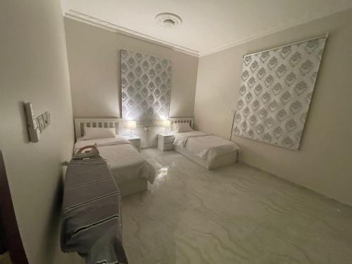 Ein Bett oder Betten in einem Zimmer der Unterkunft فيلا ميسرة الهدا