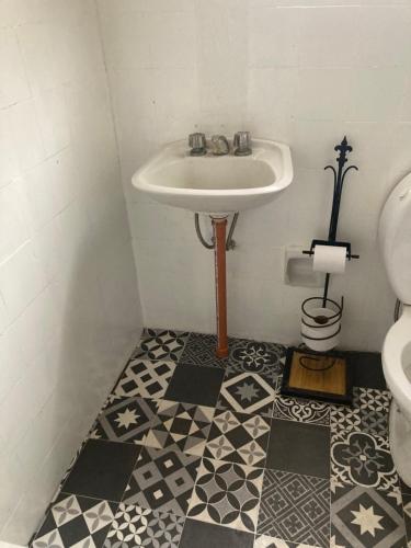タンディルにあるCasa de campo rústicaのバスルーム(洗面台、トイレ付)