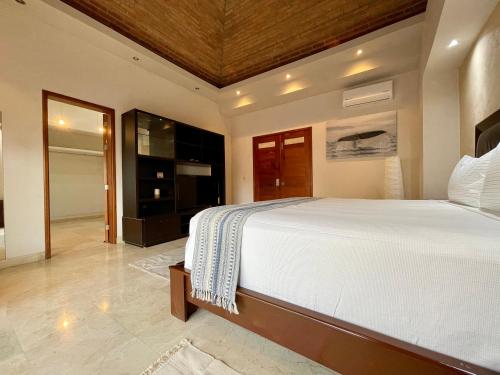 1 dormitorio con 1 cama blanca grande en una habitación en Guerrero 318, en Puerto Vallarta