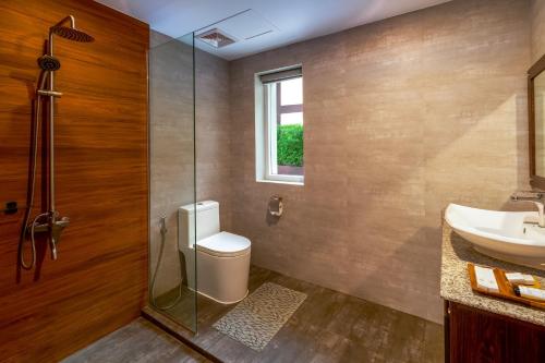 馬比尼的住宿－Amor Laut，浴室配有卫生间、盥洗盆和淋浴。