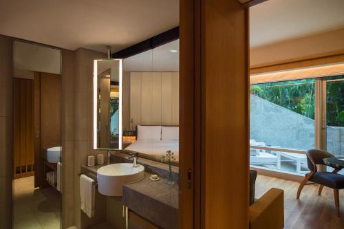 A bathroom at Renaissance Hong Kong Harbour View Hotel