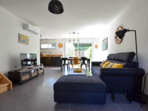 un salon avec un canapé et une table dans l'établissement Villa climatisée confort avec jardin, terrasse et WIFI à 300m commerces et 1km plages - 6 pers - FR-1-705-32, à La Palmyre