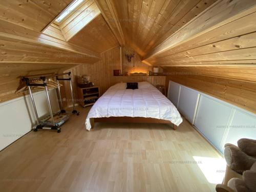 duża sypialnia z łóżkiem w drewnianym suficie w obiekcie Appartement Les Angles, 3 pièces, 4 personnes - FR-1-295-192 w mieście Les Angles