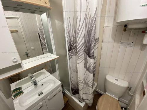 W łazience znajduje się prysznic, toaleta i umywalka. w obiekcie Appartement Les Angles, 3 pièces, 4 personnes - FR-1-295-192 w mieście Les Angles
