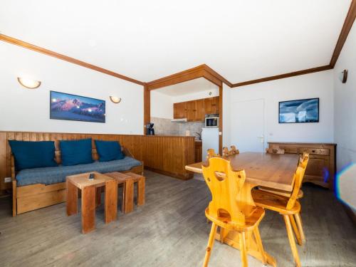 une cuisine et un salon avec une table et un canapé dans l'établissement Spacieux appartement 10 pers., skis aux pieds, balcon sud, Tignes Le Lac - FR-1-502-488, à Tignes