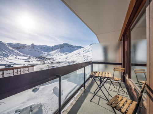 Elle comprend un balcon offrant une vue sur les montagnes enneigées. dans l'établissement Studio rénové skis aux pieds à Tignes avec balcon, exposition sud, animaux acceptés - FR-1-502-491, à Tignes