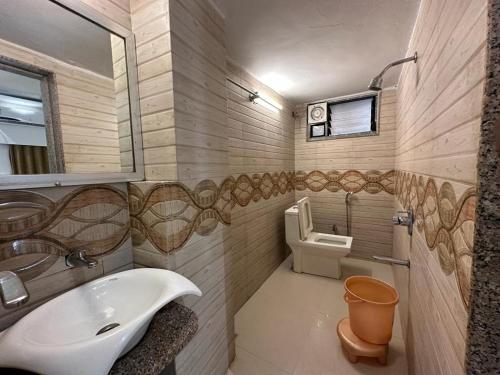 Ванная комната в HOTEL GOLDEN VEENA- MOUNT ABU- 1 km FROM NAKKI LAKE