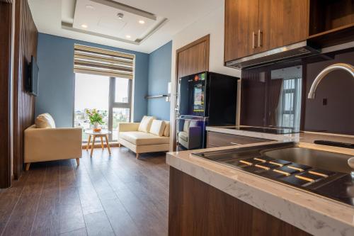 Kuchyň nebo kuchyňský kout v ubytování Minh Quan Hotel - Da Nang Center By HOS