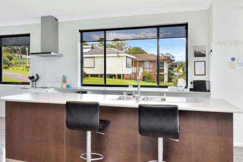 Kuchyňa alebo kuchynka v ubytovaní Water's Edge Apartment 1 absolute waterfront at Fishing Point on Lake Macquarie