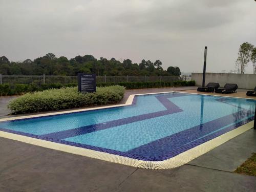 uma grande piscina com uma placa ao lado em Cozy Southville Bangi Free parking Wifi Netflix em Bangi