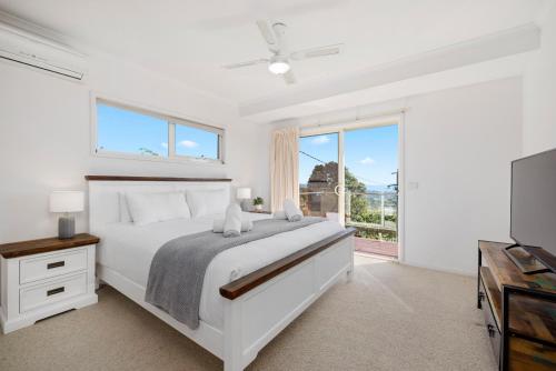 Habitación blanca con cama y TV en Sunset Views, en McCrae