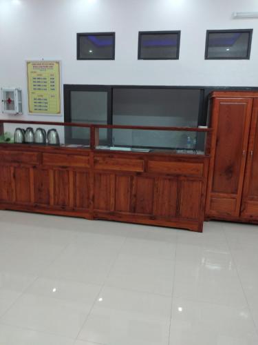 Un mostrador de madera en una cocina con en Thành Luân Hotel, en Bak Kan